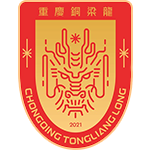 接地气,重庆球迷趴在草地上透过围栏缝隙观看铜梁龙热身赛 新闻