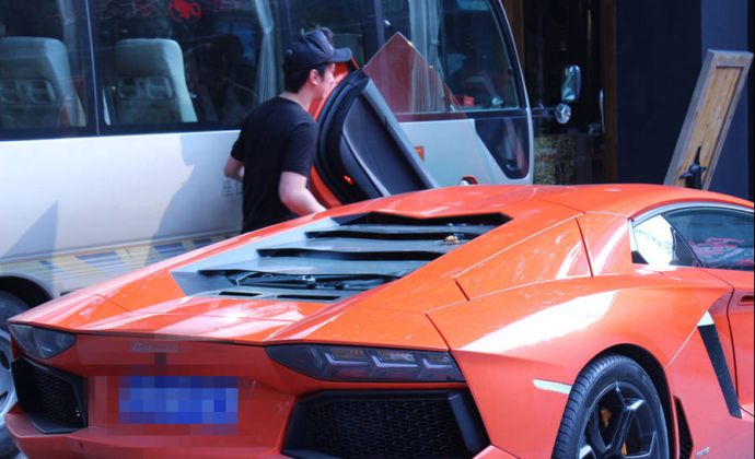  父亲身家超过李嘉诚，他不爱美女爱丑女，继承60亿家产坐地铁上班 新闻 父亲身家超过李嘉诚，他不爱美女爱丑女，继承60亿家产坐地铁上班 新闻