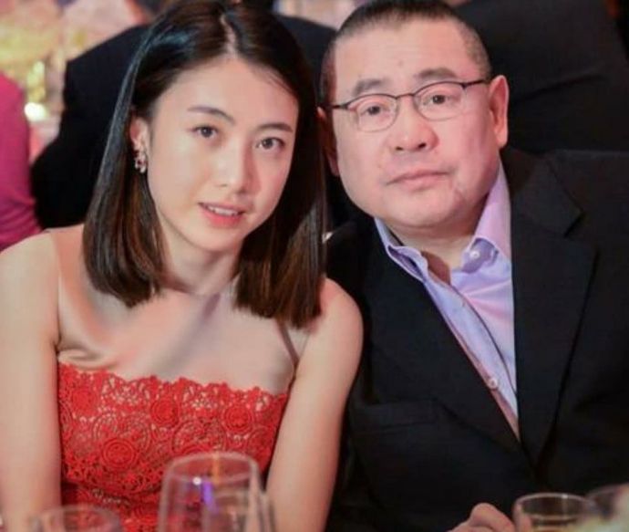  父亲身家超过李嘉诚，他不爱美女爱丑女，继承60亿家产坐地铁上班 新闻 父亲身家超过李嘉诚，他不爱美女爱丑女，继承60亿家产坐地铁上班 新闻