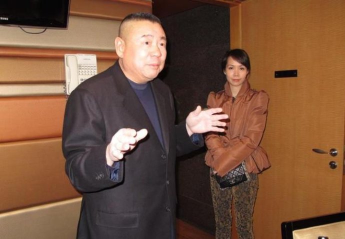  父亲身家超过李嘉诚，他不爱美女爱丑女，继承60亿家产坐地铁上班 新闻 父亲身家超过李嘉诚，他不爱美女爱丑女，继承60亿家产坐地铁上班 新闻