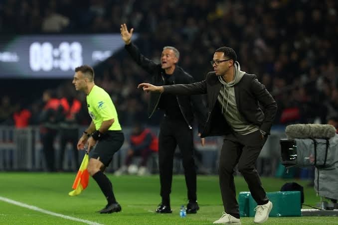  切尔西教练组稳定信号浮现；邮报辟谣高层不满传闻；罗塞尼尔执教之路获内部认可。 体育新闻