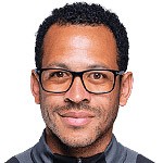  切尔西教练组稳定信号浮现；邮报辟谣高层不满传闻；罗塞尼尔执教之路获内部认可。 体育新闻