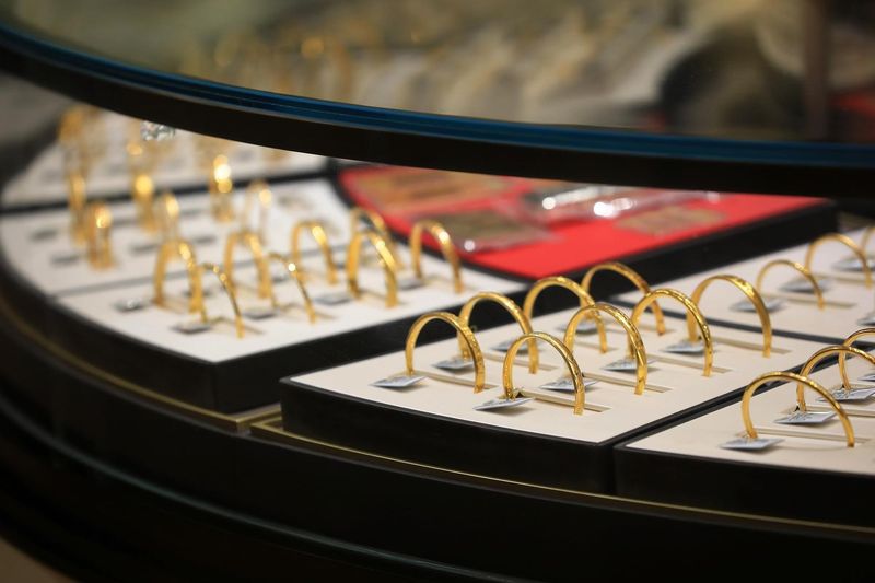  金价出现明显回落；国内饰品报价显著降低；市场关注后续走势如何。 股票财经